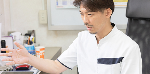 <p>生活習慣病はその名の通り、生活習慣から来るものです。同じ病気でも患者さんによって生活スタイルや食べ物の嗜好、仕事もさまざまです。また、お仕事や家庭環境などによって、「できること」と「できないこと」があります。無理な指導で仕事や生活に支障をきたしたり、大きなストレスとなっては逆効果です。</p>