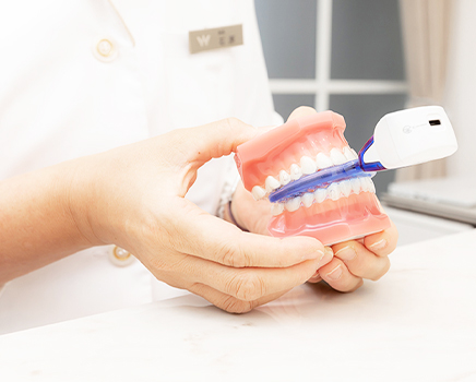 削らない、つけない。歯への負担を最小限に抑えた矯正設計