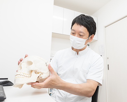 ながしま脳神経外科リハビリクリニックでは頭痛治療法を積極的に導入しています。特に片頭痛に対するCGRP抗体製剤による予防療法など、この10年で進化した治療選択肢をご提供し、従来の対症療法では改善しなかった頭痛患者の生活の質向上に貢献しています。